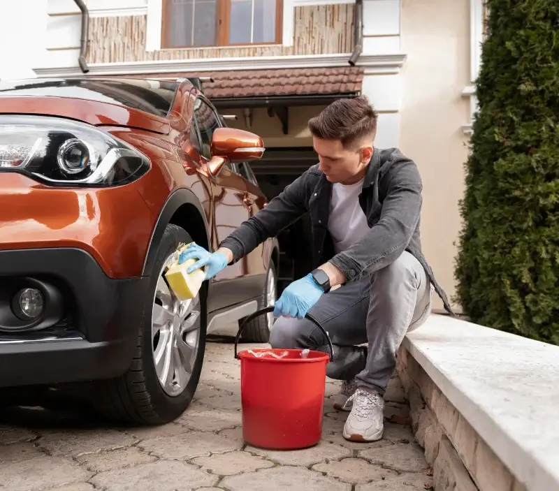 Lavage auto à domicile Collorec : professionnel intervenant sur un véhicule